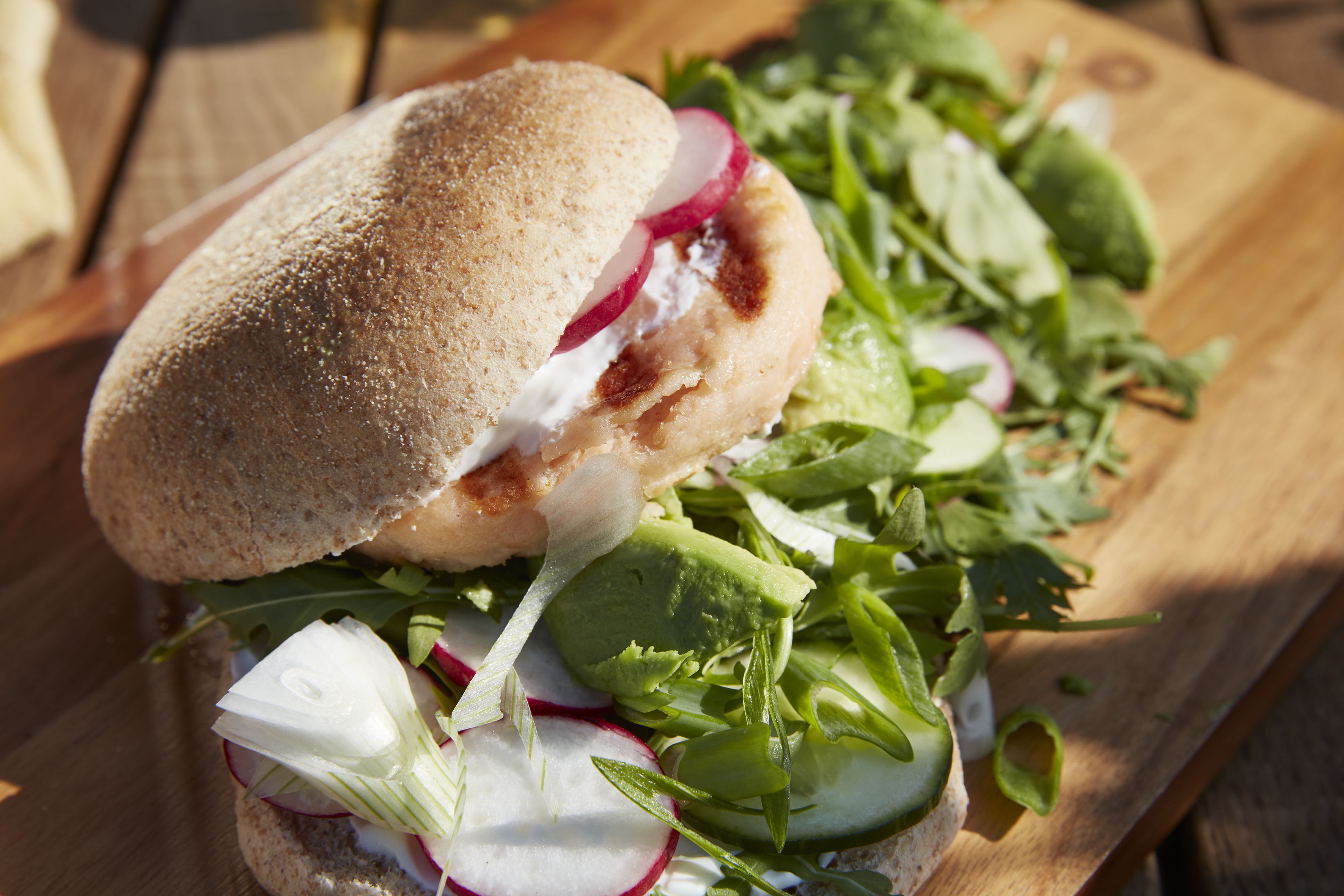 Fiskeburger med avokado og ruccola