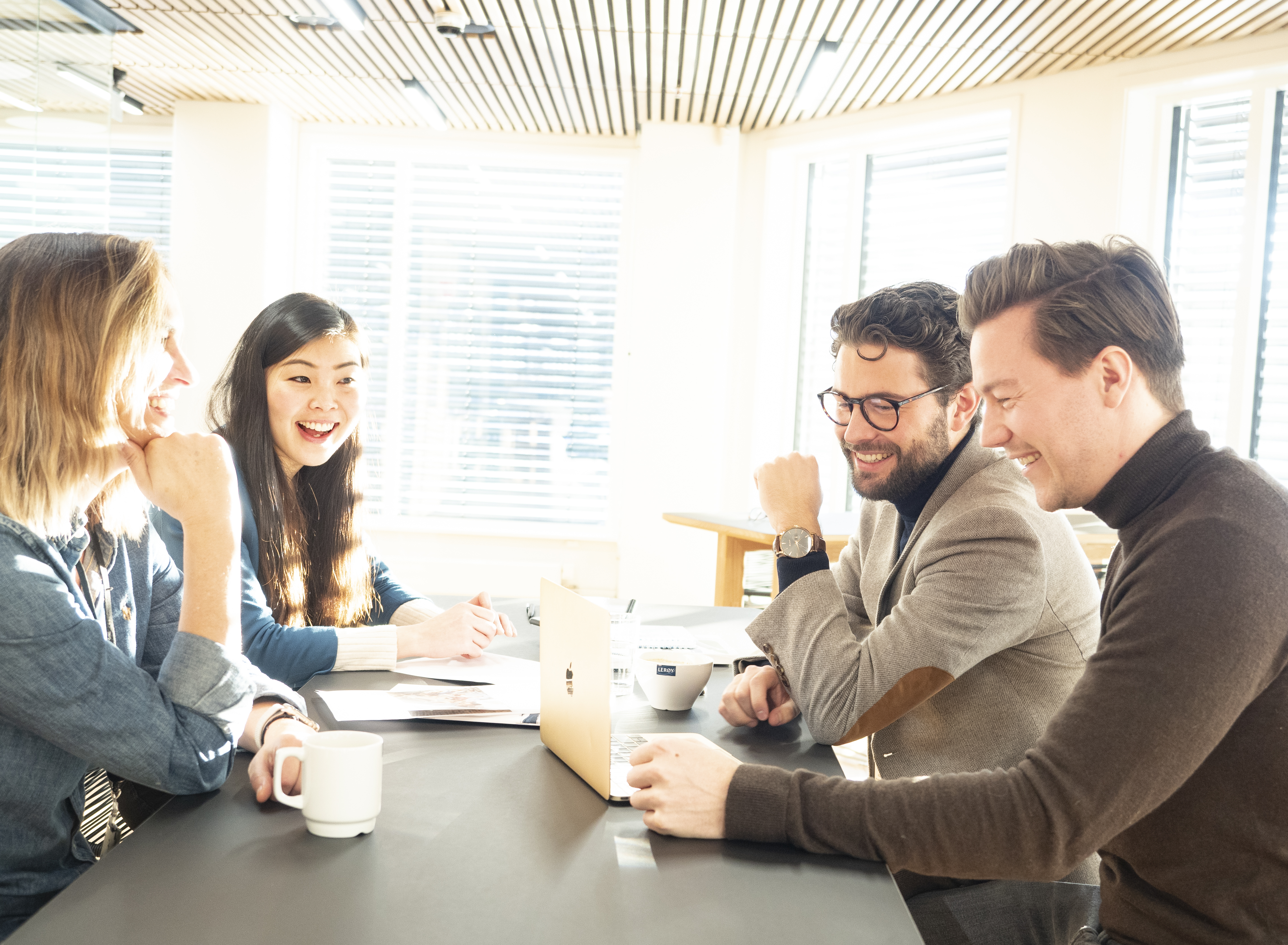 Ansatte rundt et bord i kontorlokalet