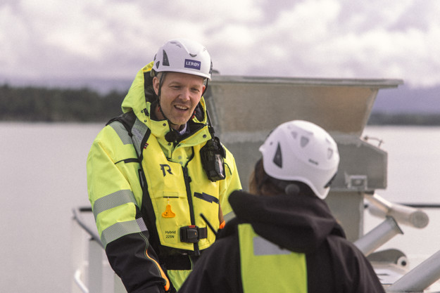 Arne Høistad Schei blir intervjuet på havbruksanlegg