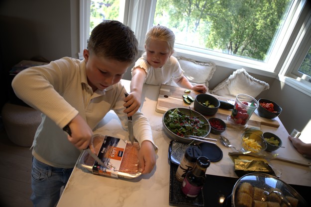 Sigurd og Johanna åpnet en Lerøy-pakke med laks på kjøkkenet.