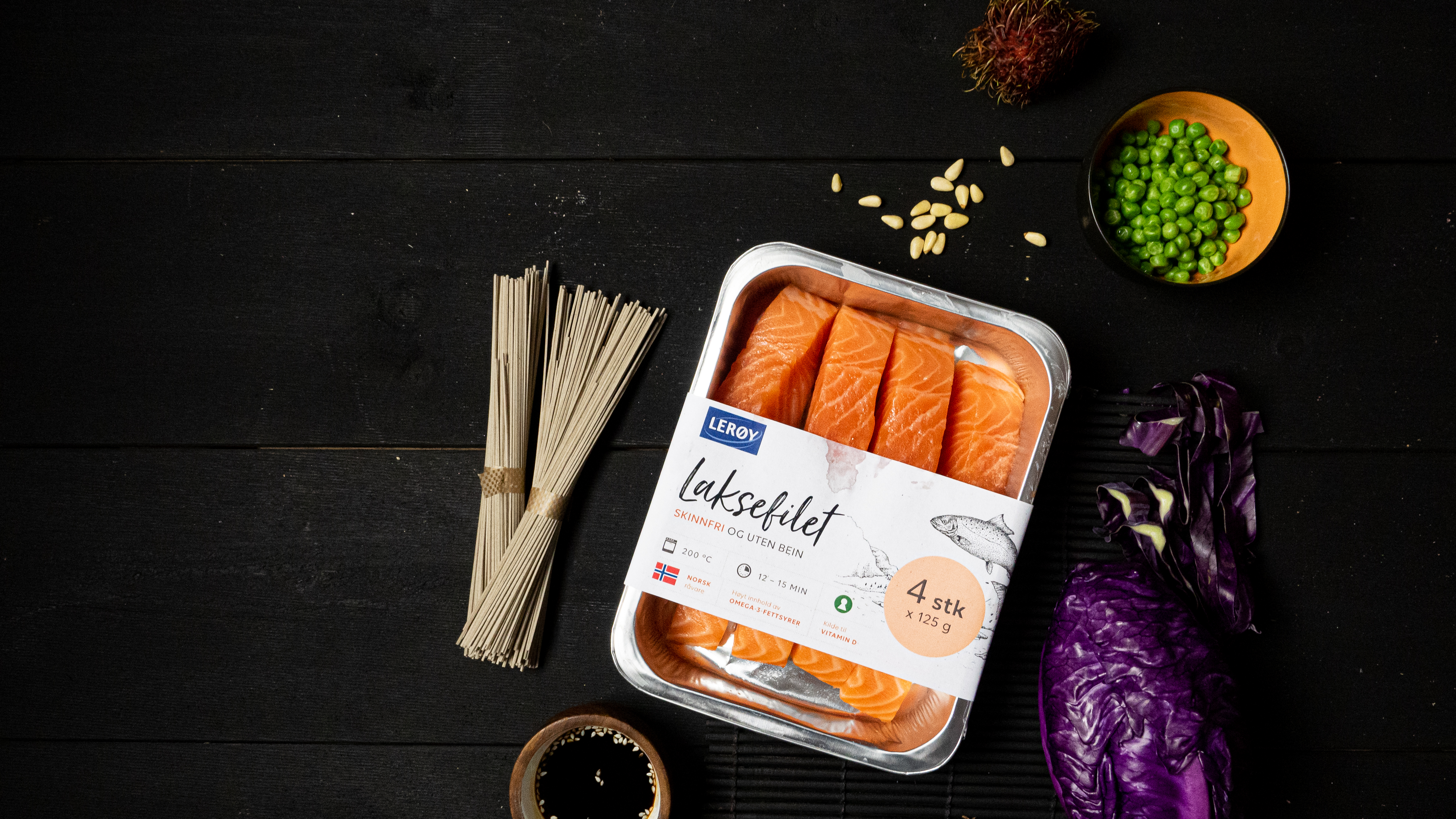 Laks med pesto og rømme på et skjærebrett