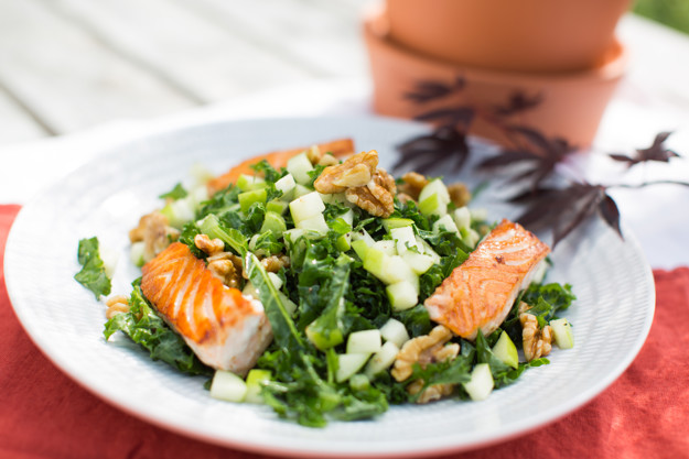 Laks med eple- og valnøttsalat
