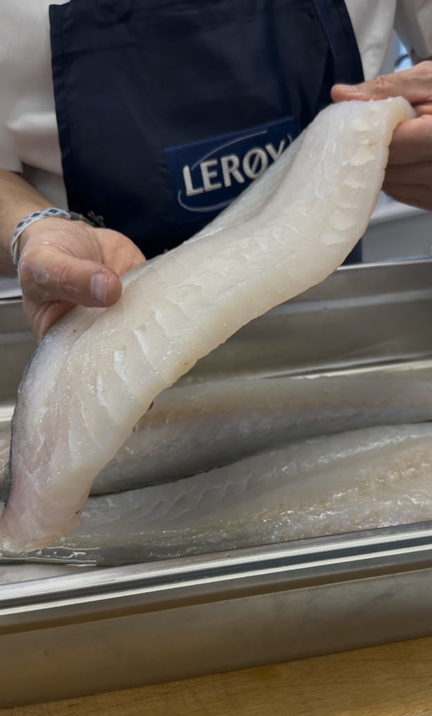 Fredrik viser frem en perset torsk