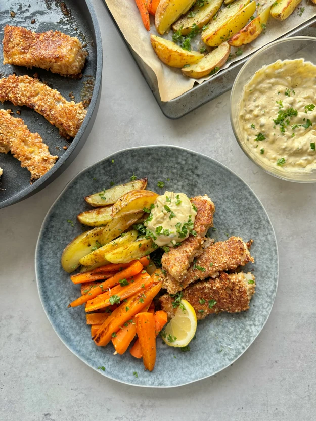 Fat med fiskepinner, gulrøtter og remulade 