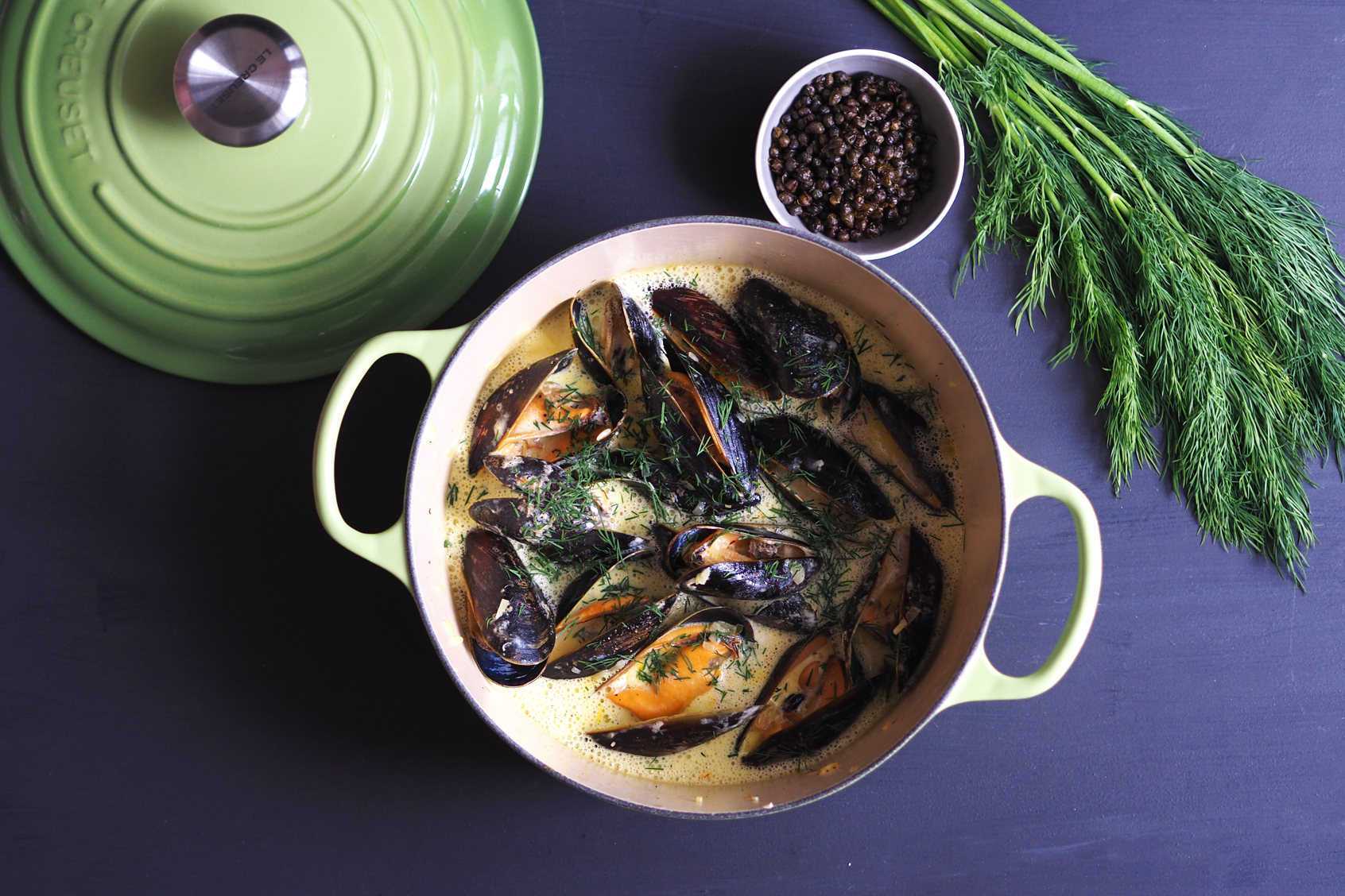 Hvitvinsdampede blåskjell med safran og friterte kapers