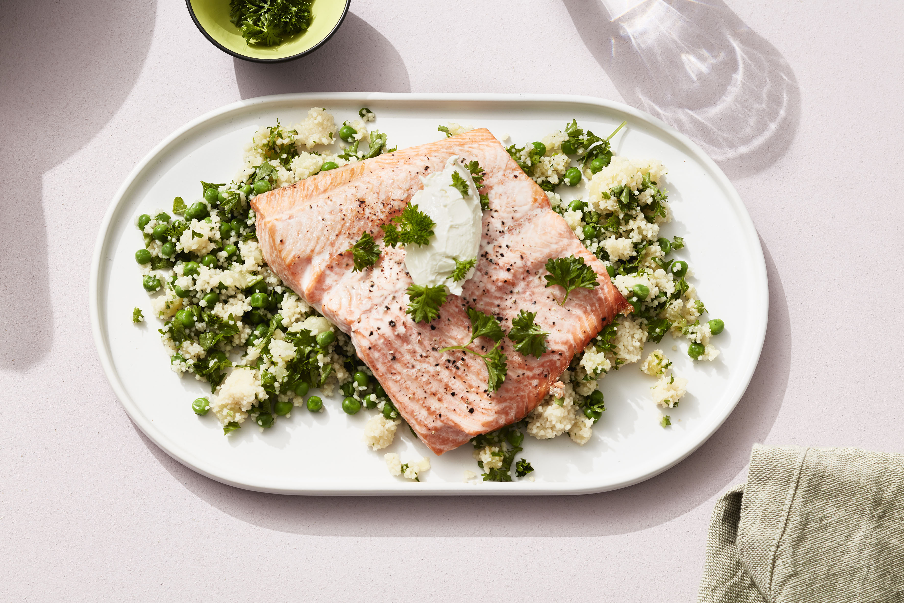 Ovnsbakt ørretfilet med couscous og pisket kremost