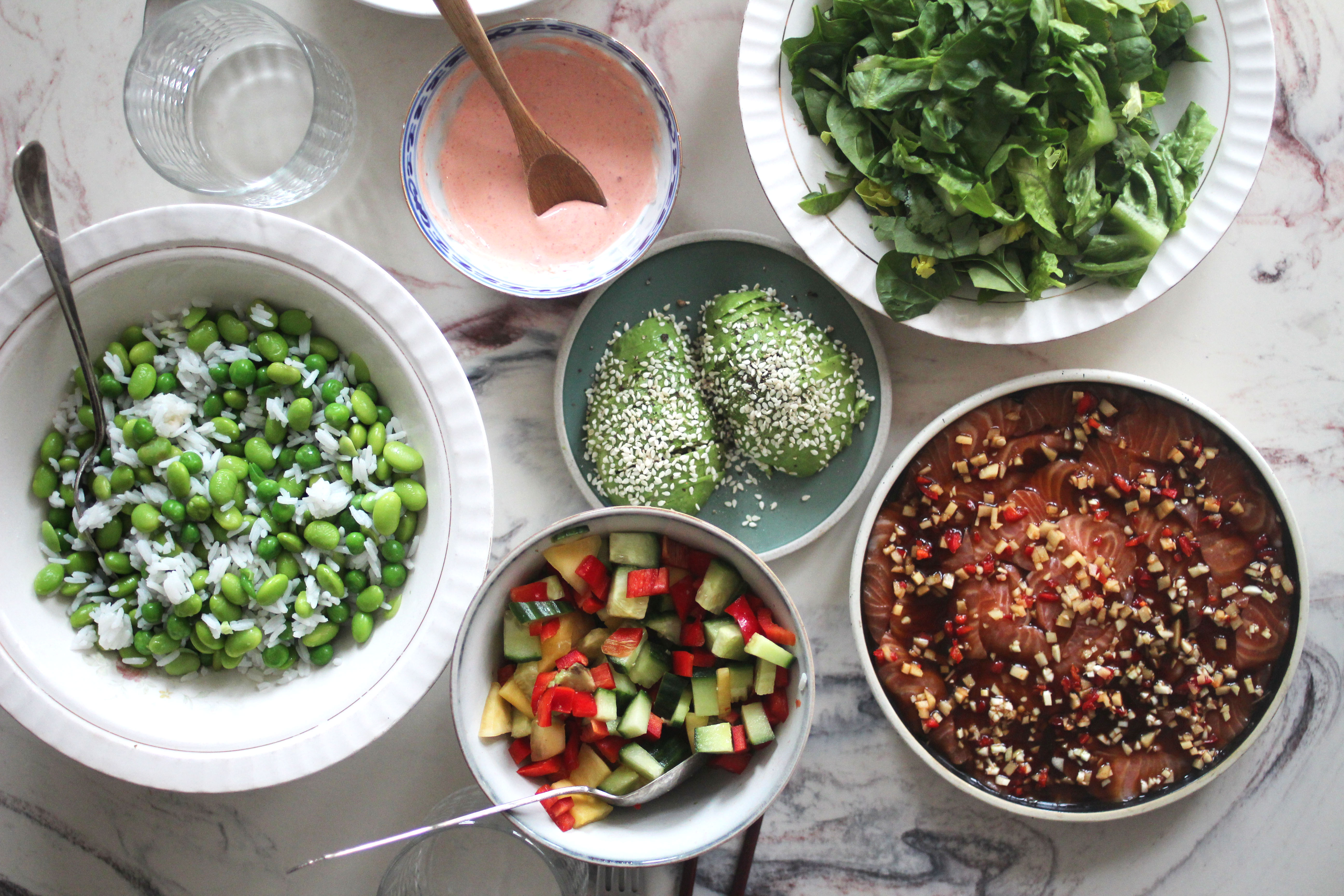 Sashimi med avokado, salat og mangosalsa